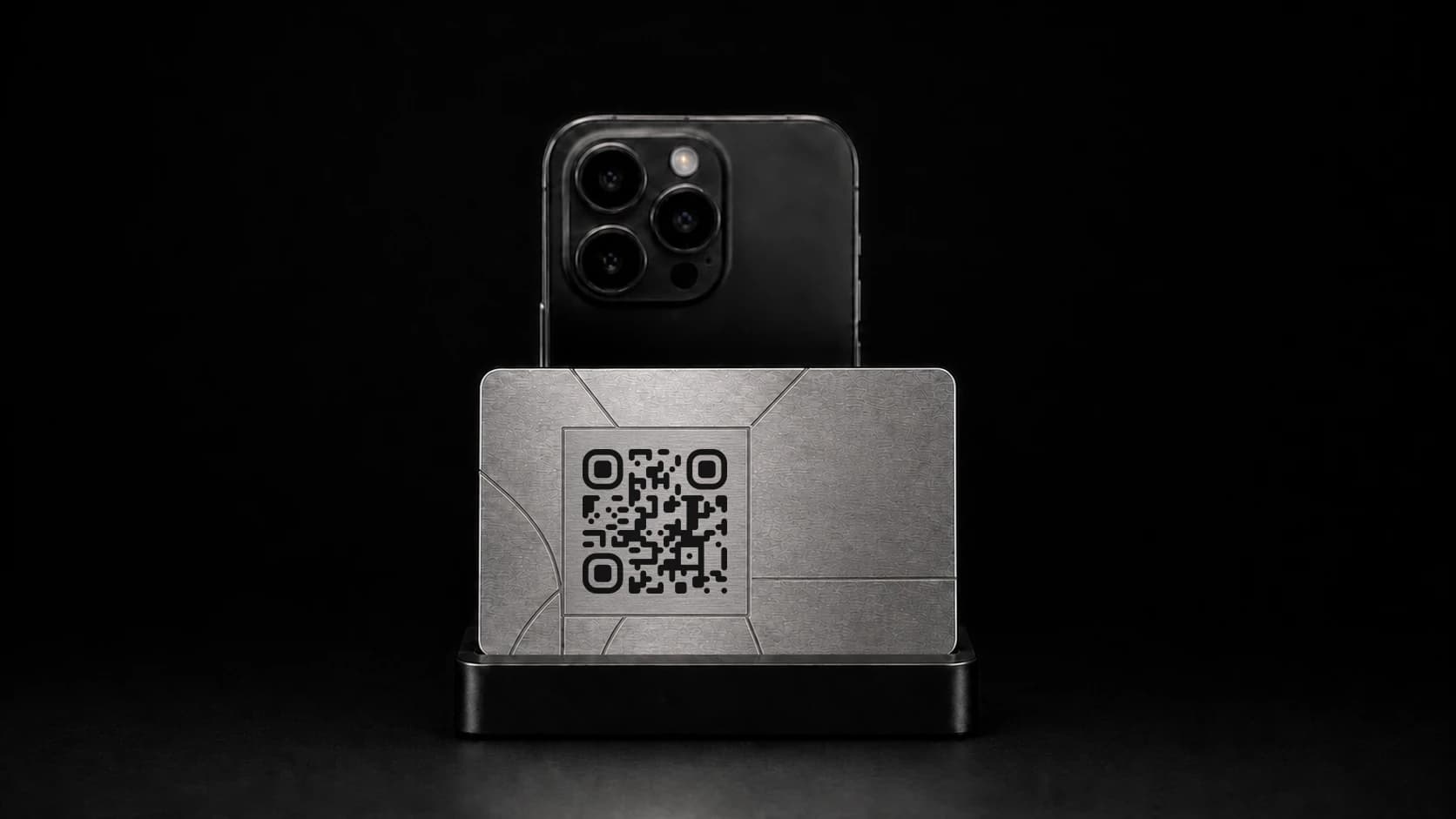 Оборот металлической NFC-визитки с выгравированным QR-кодом для сканирования