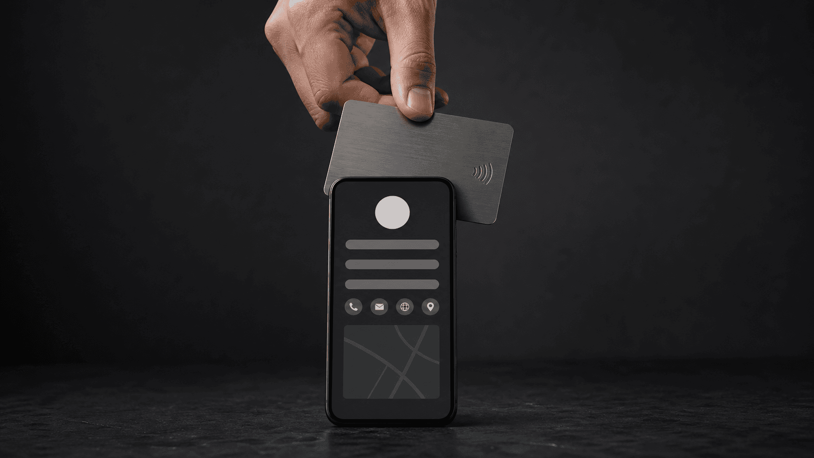 Касание металлической NFC-визиткой поддерживаемого смартфона